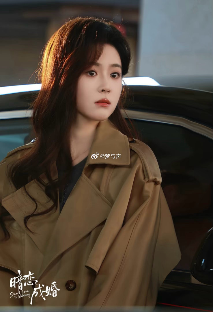 暗恋成婚开播这部剧最妙的是双视角叙事。女主以为是商业联姻，男主心里已经是十一年