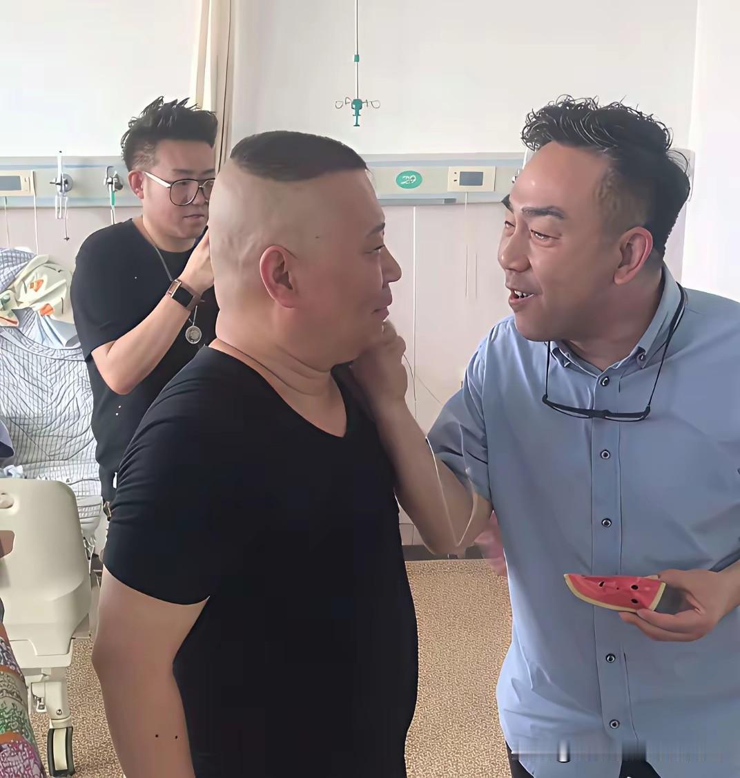 杨议直播“怼”郭德纲！杨议在直播中，面对网友说他招人烦，直接回应称烦他还看他是没