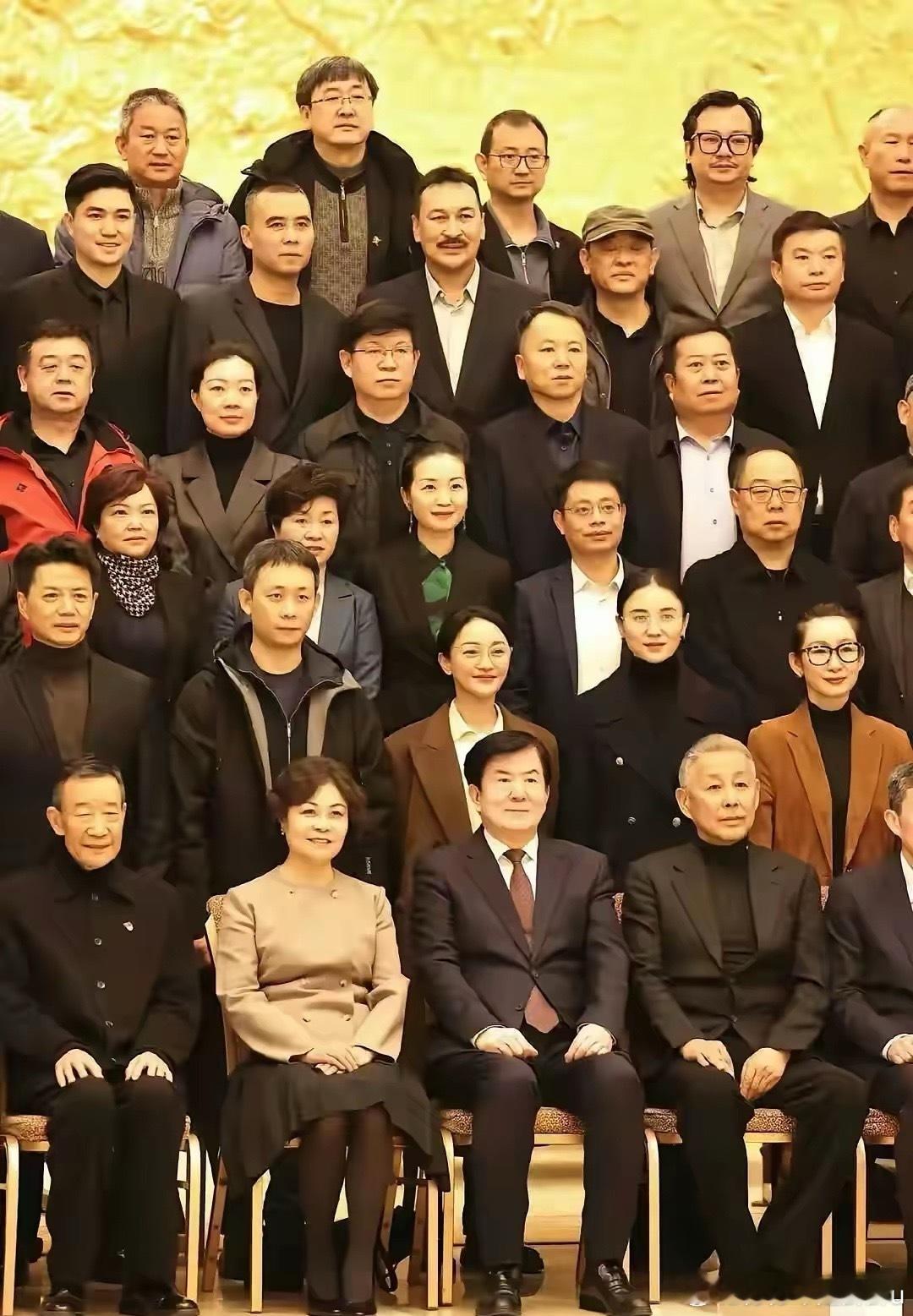 陈道明后面站着的穿咖啡色衣服，戴眼镜的气质美女是谁啊？