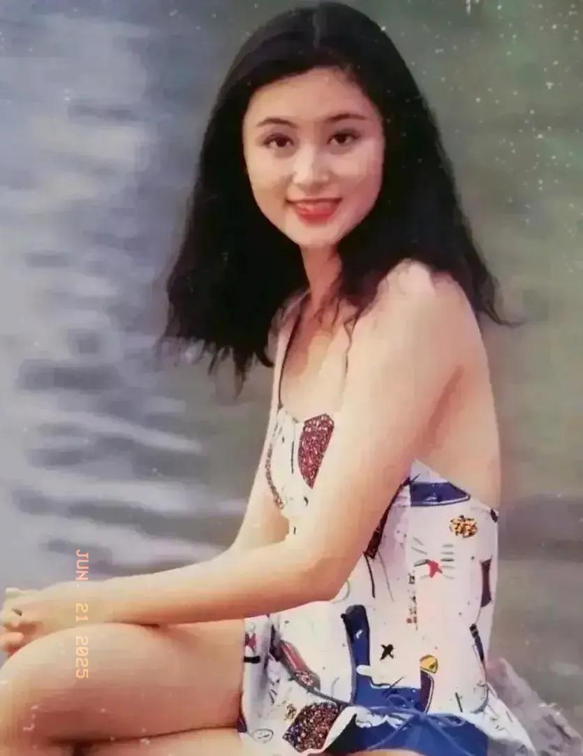 二八佳龄时候的陈红，不愧是内地第一美人之称，尤其是她在《三国演义》中饰演的貂蝉，
