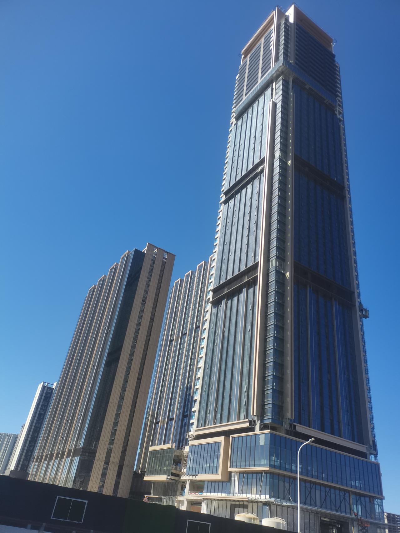 这个位于昆明高铁南站西广场的这个综合体是鹏瑞利在昆明投资的最大项目。这家企业才是