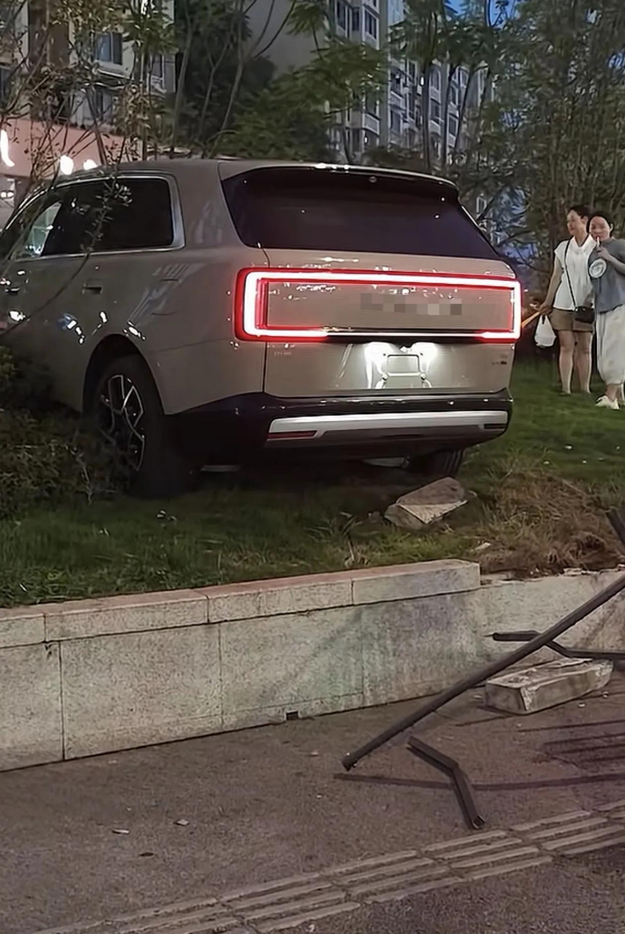 新车刚上市就上了绿化带？差点撞坏“杰青”的牌子。开车要小心一点，特别是开新车，要