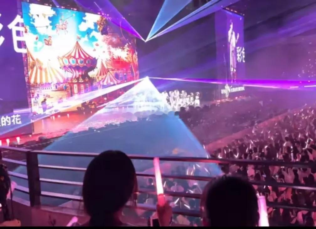 刘宇宁这个把激光打在墙上的含金量，谁懂！？被雨凝这个把演唱会所有激光，一律打在墙