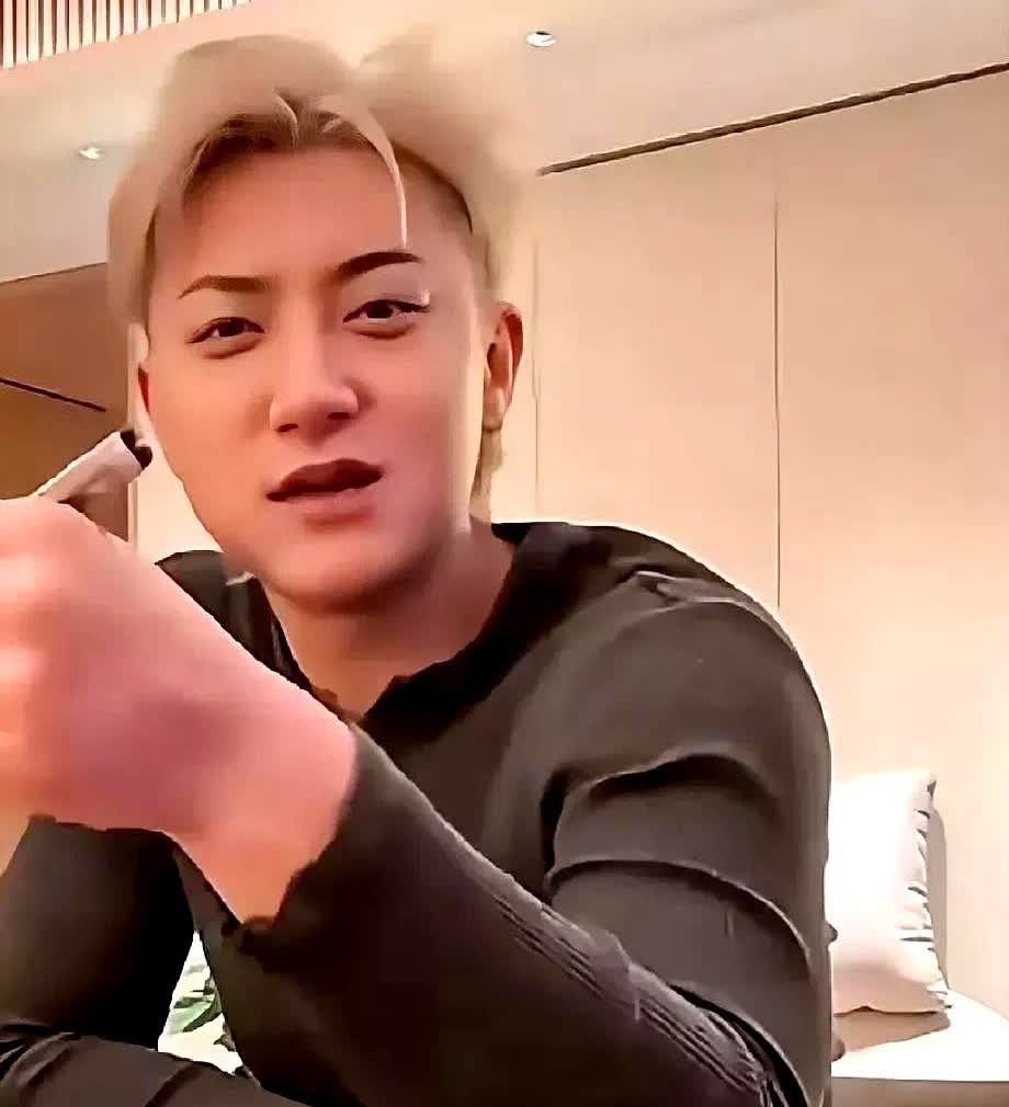 亲戚在黄子韬家当过保姆，说私下的他和综艺里完全两码事。节目里风风火火，现实中