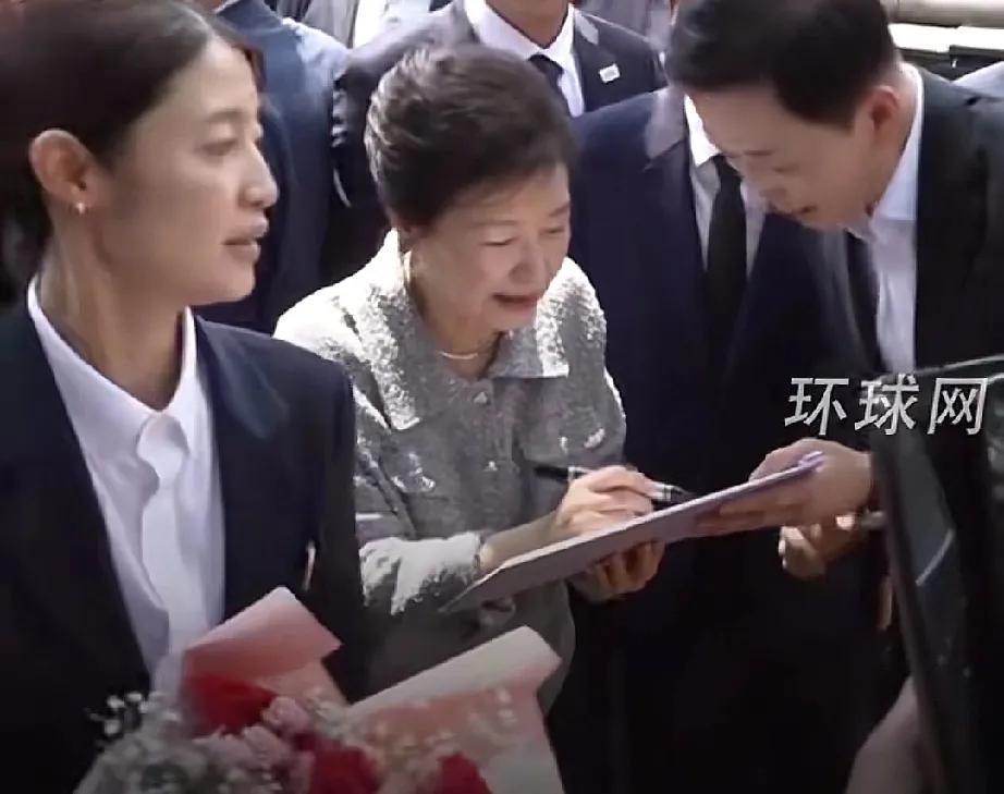 最后七天，李在明悬了！73岁韩前总统朴槿惠罕见露面，公开支持金文洙，双方已达成