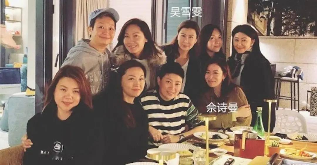 消失荧幕整整三十年的90年代港圈女神吴雪雯罕见现身，和佘诗曼同桌聚会合照，已经5