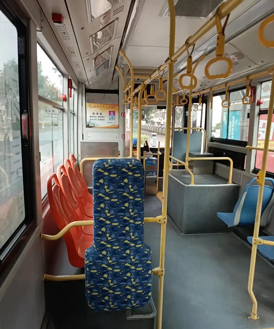 南宁市民老表今早沿邕江遛弯，想买把青菜，结果拐进老巷直接懵圈。我跟着导航绕了三