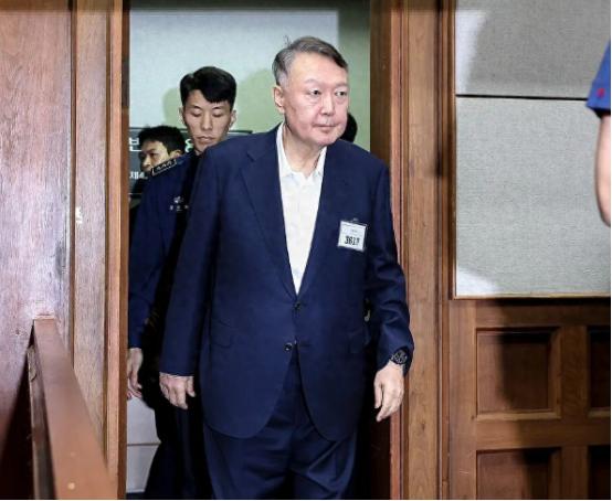 尹锡悦出庭画面曝光，脸发白凹陷，不敢再脱衣撒泼，绝望请求保释，网友：李在明做了什