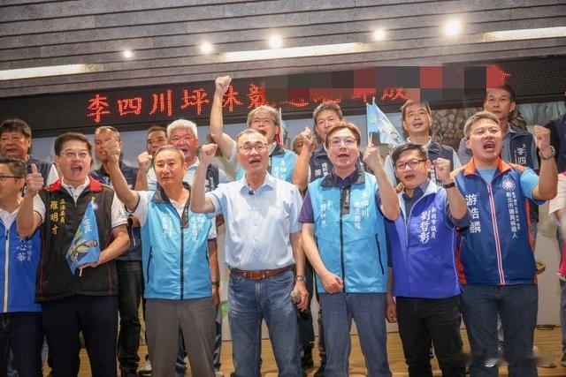 侯友宜团队倾力相助，刘和然则请假力挺，这一回是为了李四川能赢。随着县市角逐进入倒