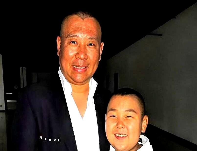 德云社的茶，不是谁跪下都能喝的。当年苗城齐在节目上扑通一跪，求着拜师，郭德