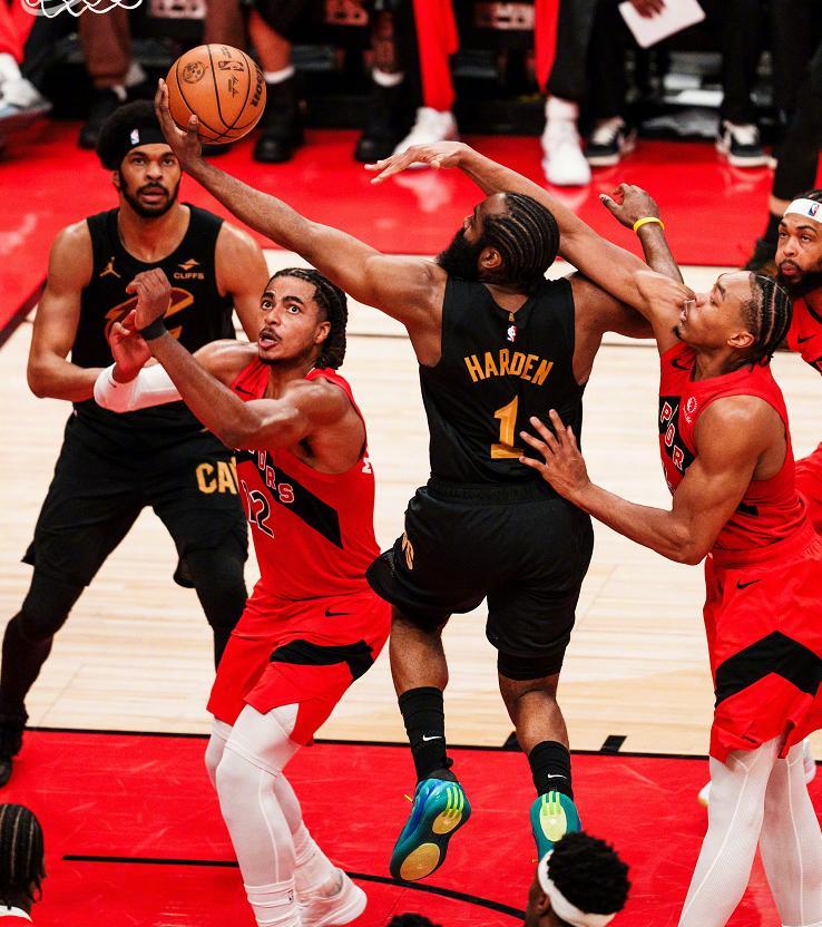 看完骑士和猛龙的首轮G4发现了一个残酷的事实那就是骑士别想轻松晋级次轮，主要