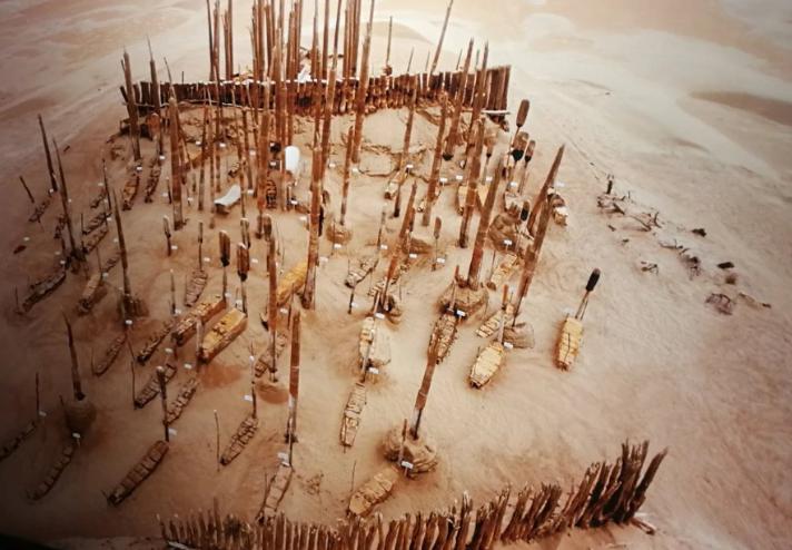 1934年，新疆有位猎人打猎时迷失方向，误入罗布泊深处，侥幸活了下来，从此精神恍