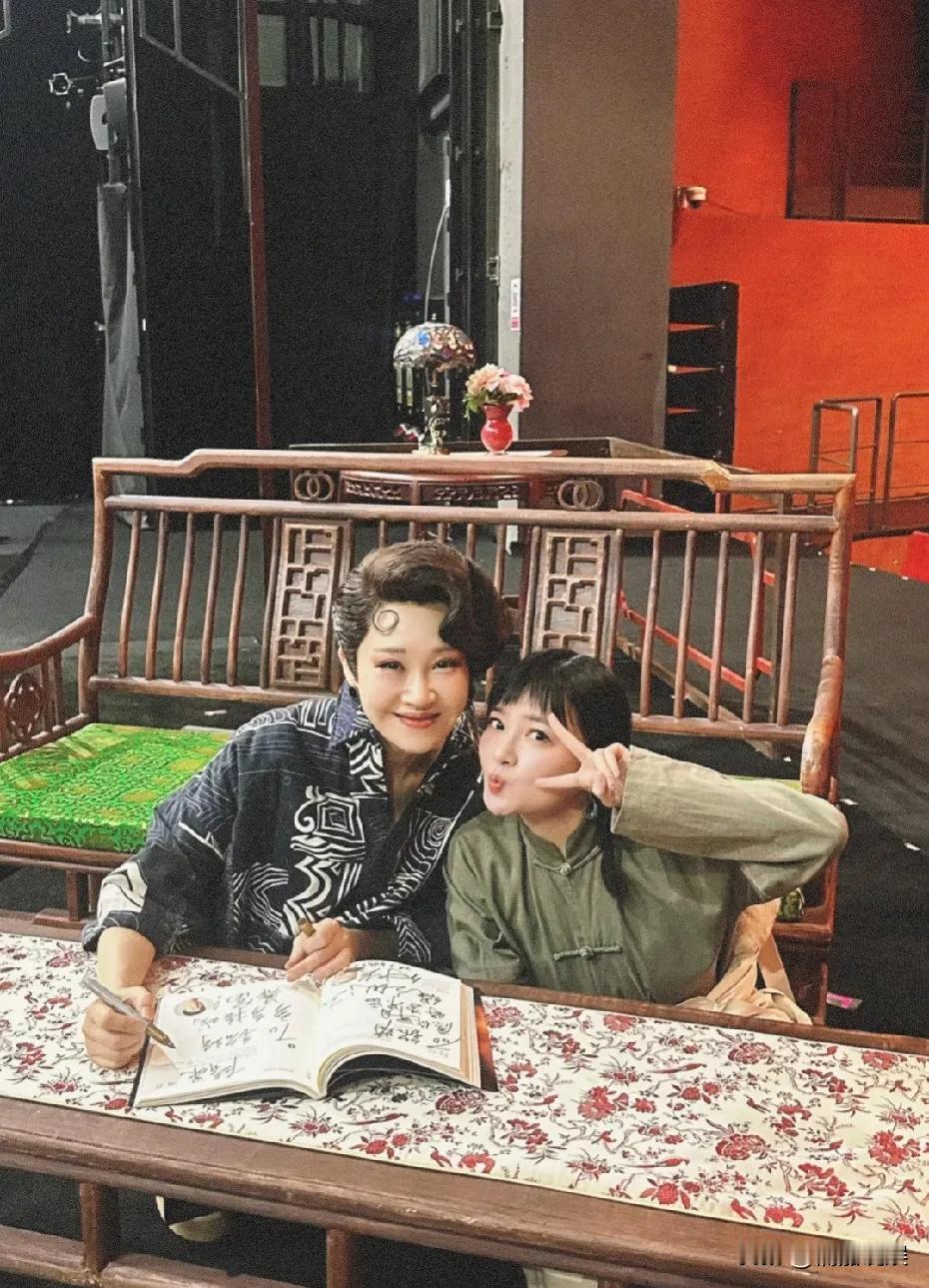 56岁的许晴，这脸有点难评了啊！她出演话剧，在后台和同剧组的演员同框，戴着假发