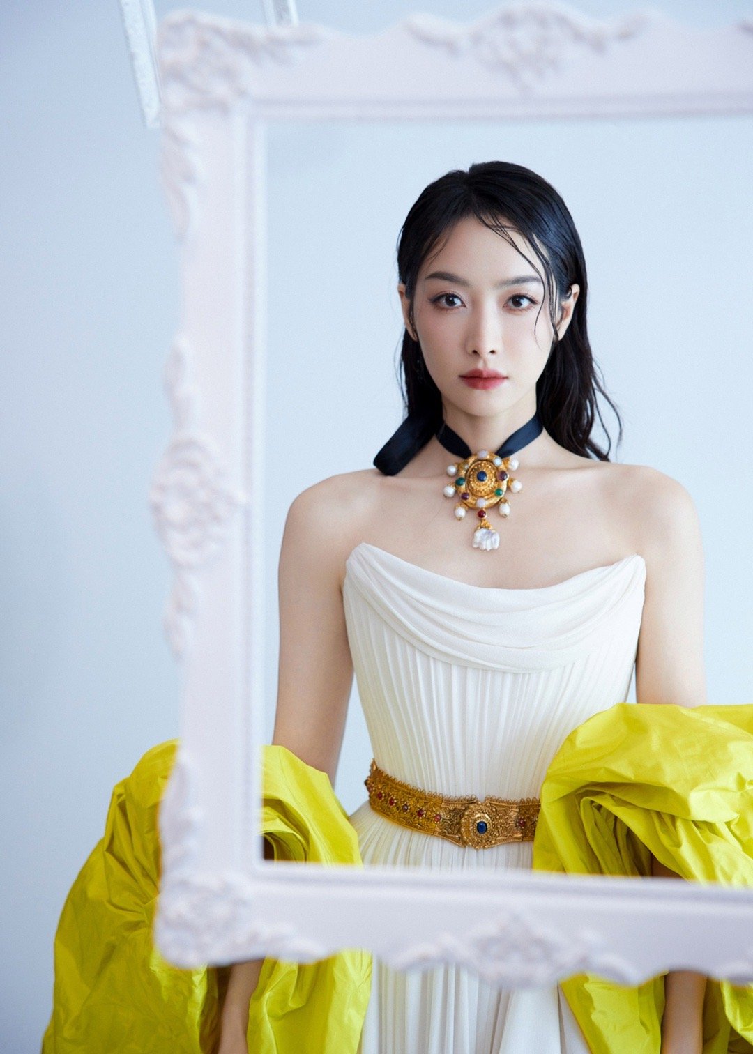 宋茜×W年度光影盛典女士今日WGALA造型大片，上身黎巴嫩设计师品牌Kri