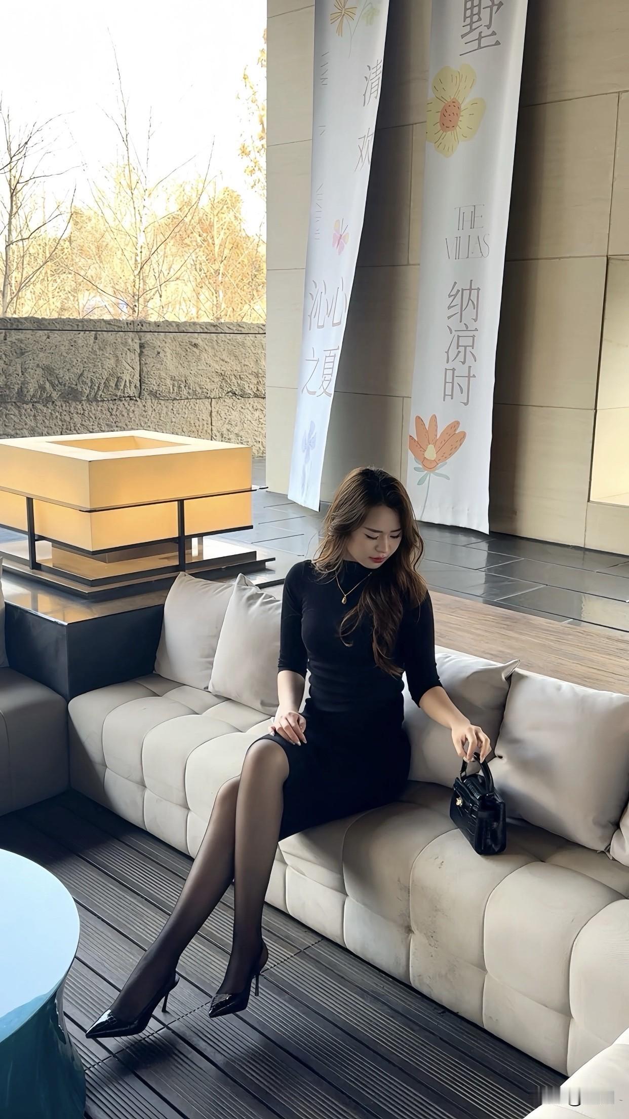 女人怎样穿搭，更显气质冬日穿搭指南：黑色大衣+丝袜，优雅又时尚