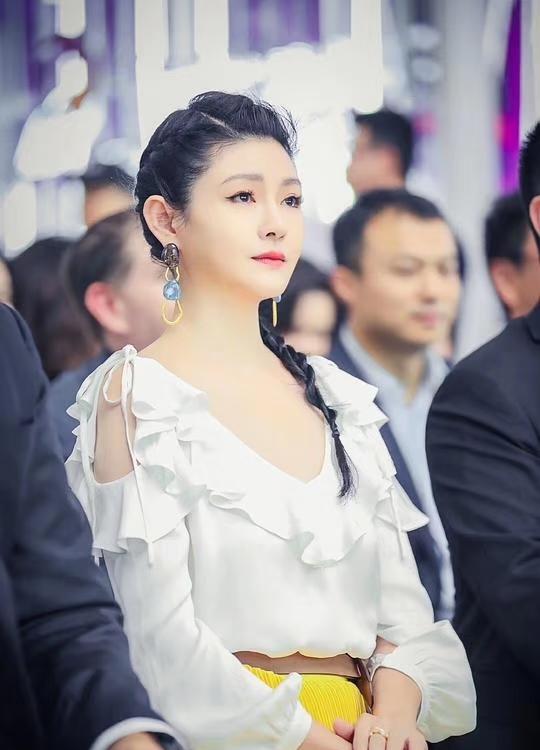 站在她的角度，她为了汪结结实实付出了太多，但是最后得到的是出轨的结果。不仅仅是背