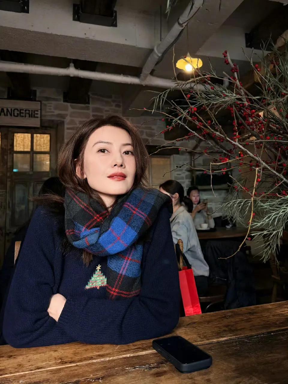 当女神卸下光环：高圆圆的照片，为何闺蜜拍得最好？2025年12月，高圆圆在韩国街