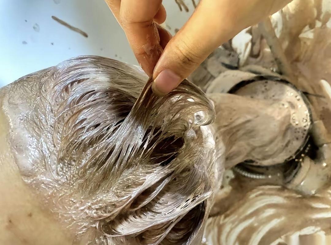 说实话，我一直觉得染黑头发挺安全的，毕竟跟自己本来发色差不多。可后来查了才知道，