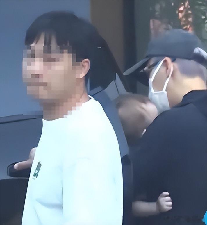 陈伟霆何穗带儿子去医院被拍，坐百万豪车，司机贴身开门，一家三口排场不小​