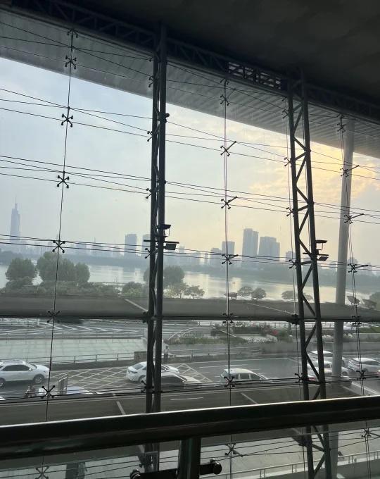 南京站外面的湖好美啊我爱的城市自带BGM高铁