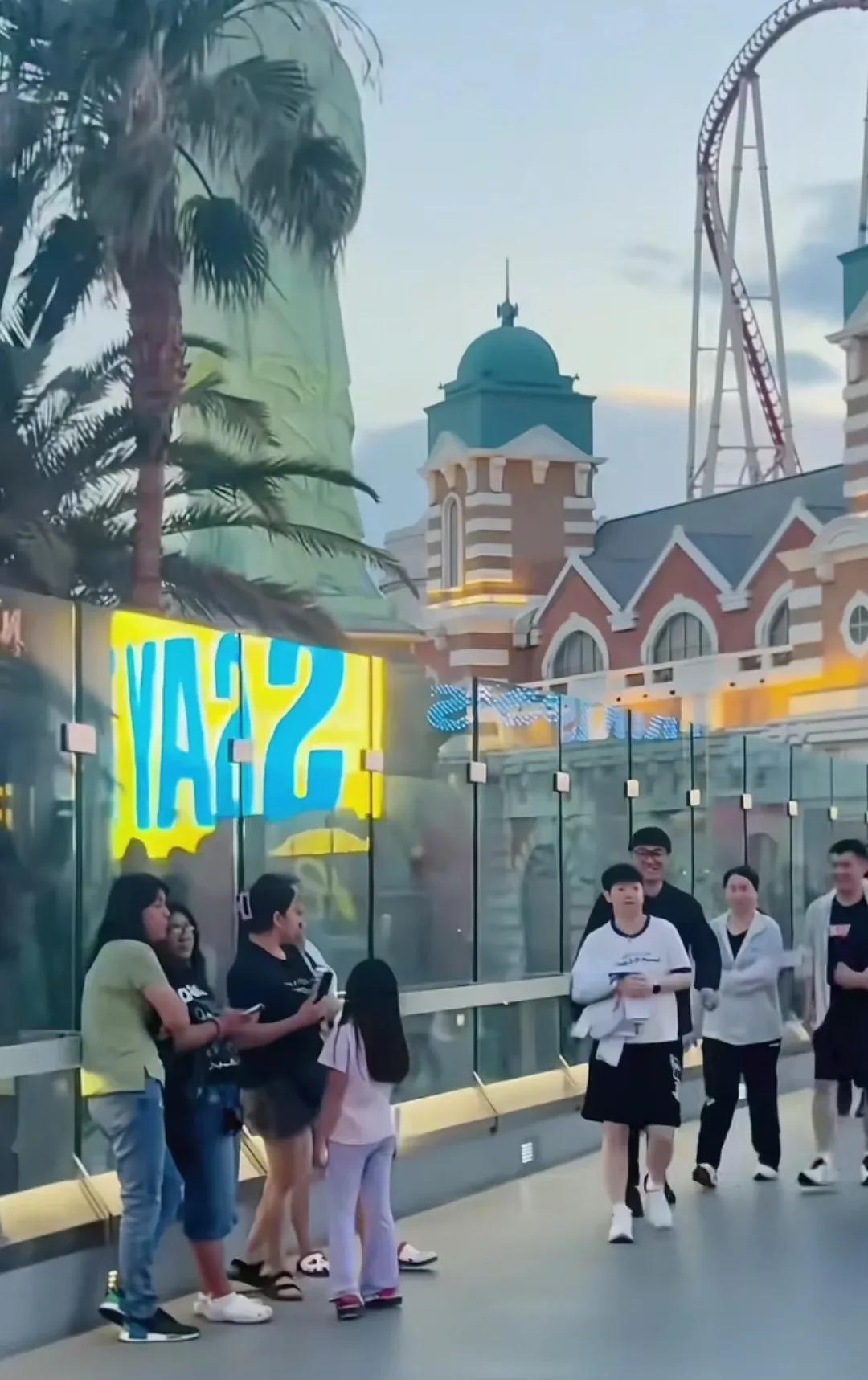 轻松自在，走在美国拉斯维加斯大街上的莎莎，还有佳佳，Co指和德华跟着……终于没