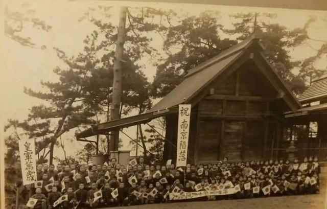 1937年12月南京陷落，同期日本国内民众举旗提灯上街庆贺的旧照不断被公开，同一