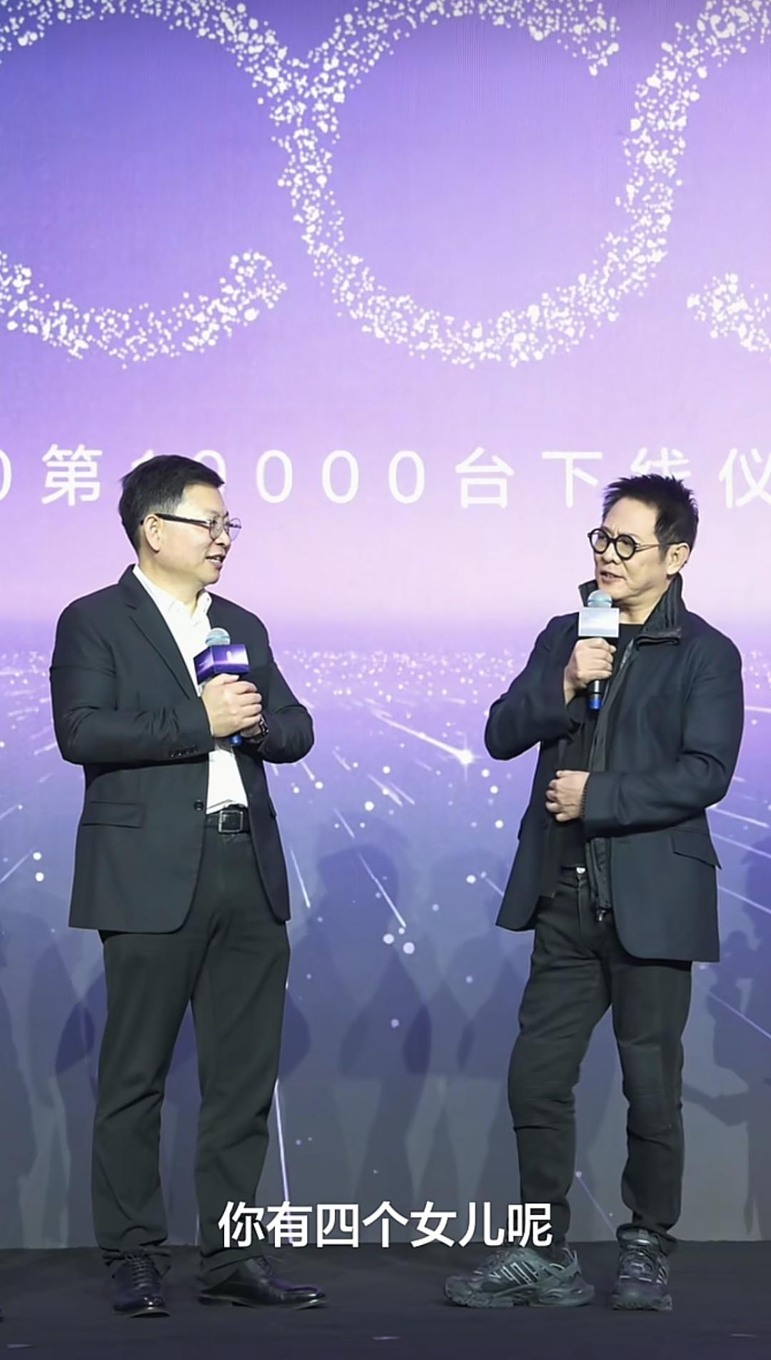 12月16日，李连杰现身安徽合肥提车，这次提的车是尊界S800，并在台上和余承东