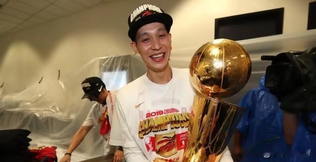 林书豪宣布退役，林疯狂落下帷幕！今日，前NBA球员林书豪在社交媒体上宣布自己