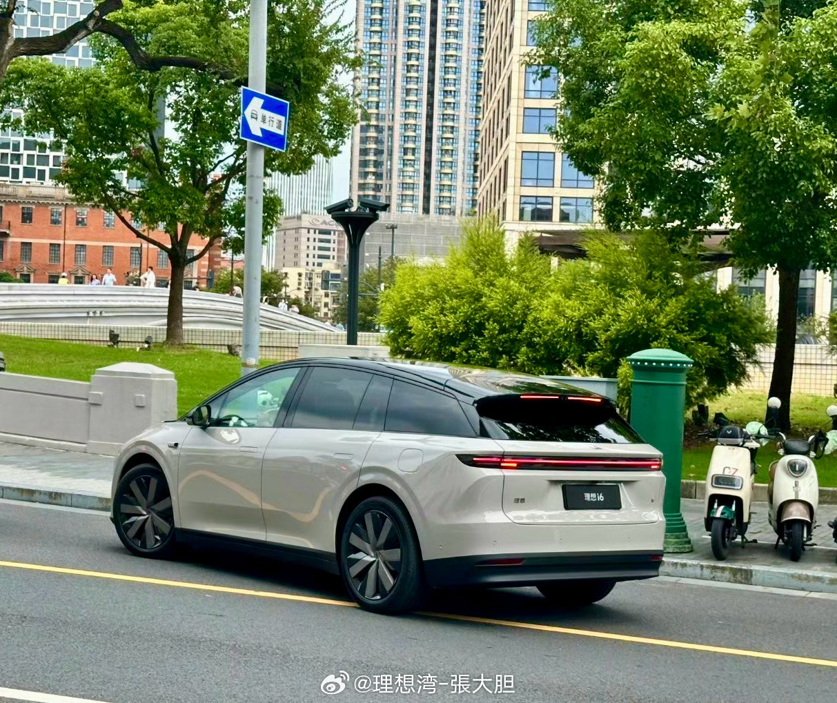 建议理想每天更新一下理想i6的官宣照！！​​​