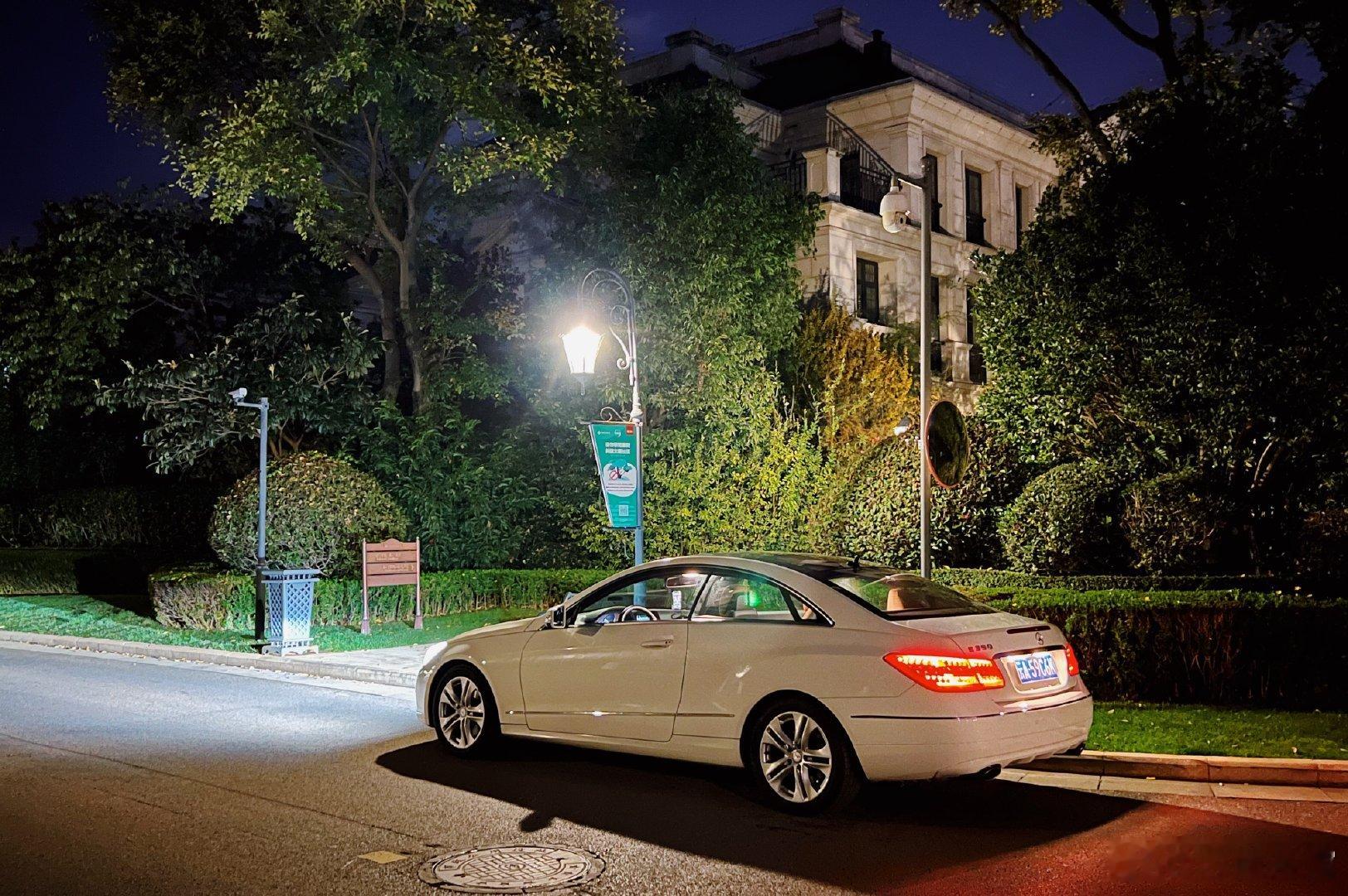 出售这台奔驰E350CoupeC207三年前一手车买回来的，之后一直家人在用