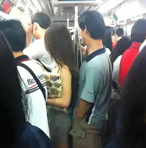 上海地铁16号线上演了一出荒唐闹剧，去年夏天，陈女士报警称被身后男子紧贴，警方调