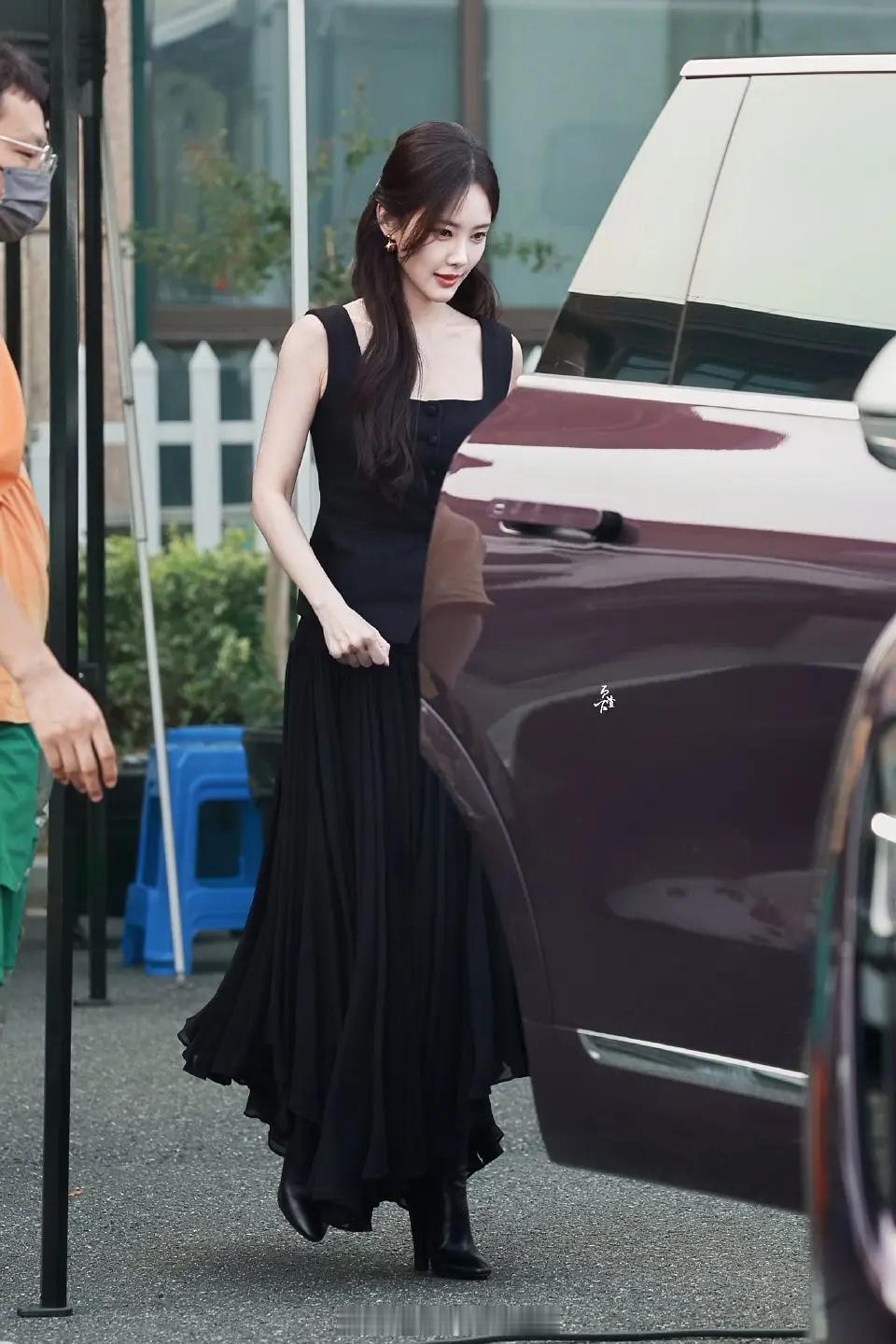 李一桐美人余，昨天这套也好看​​​