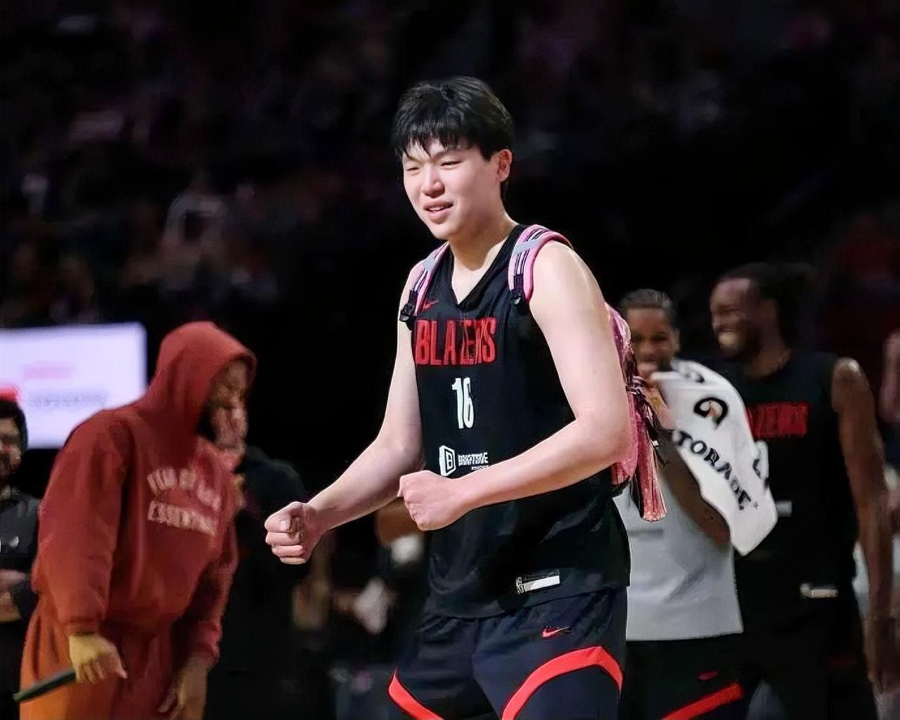 同样是季后赛生涯首秀！！！杨瀚森：打了52秒，0投0中，得到0分0板0助攻0