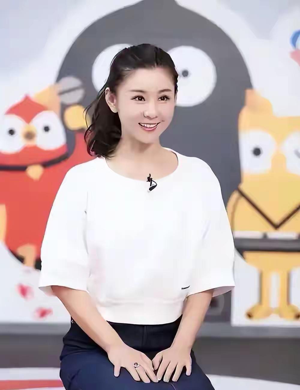 李小萌是年少成名的童星，16岁就获金鸡奖提名，事业起点超高。2005年她和王雷因