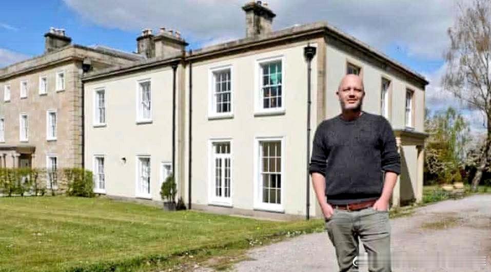 2017年，一位英国男子苦于价值50万英镑豪宅的出售，于是想出了一个大胆的