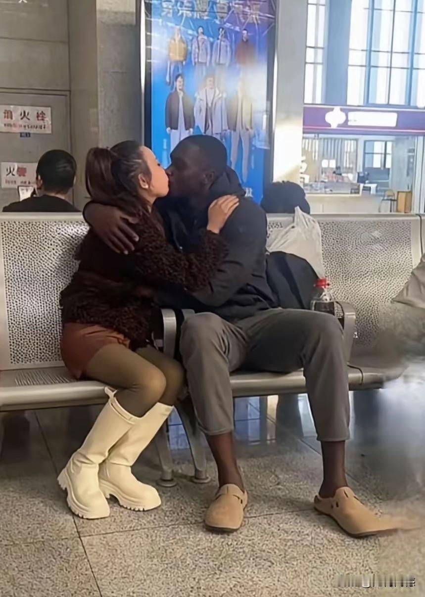 这些小伙之所以有这么大的魅力，能够赢得小女孩的欢心，最关键的因素有两条，一方面，