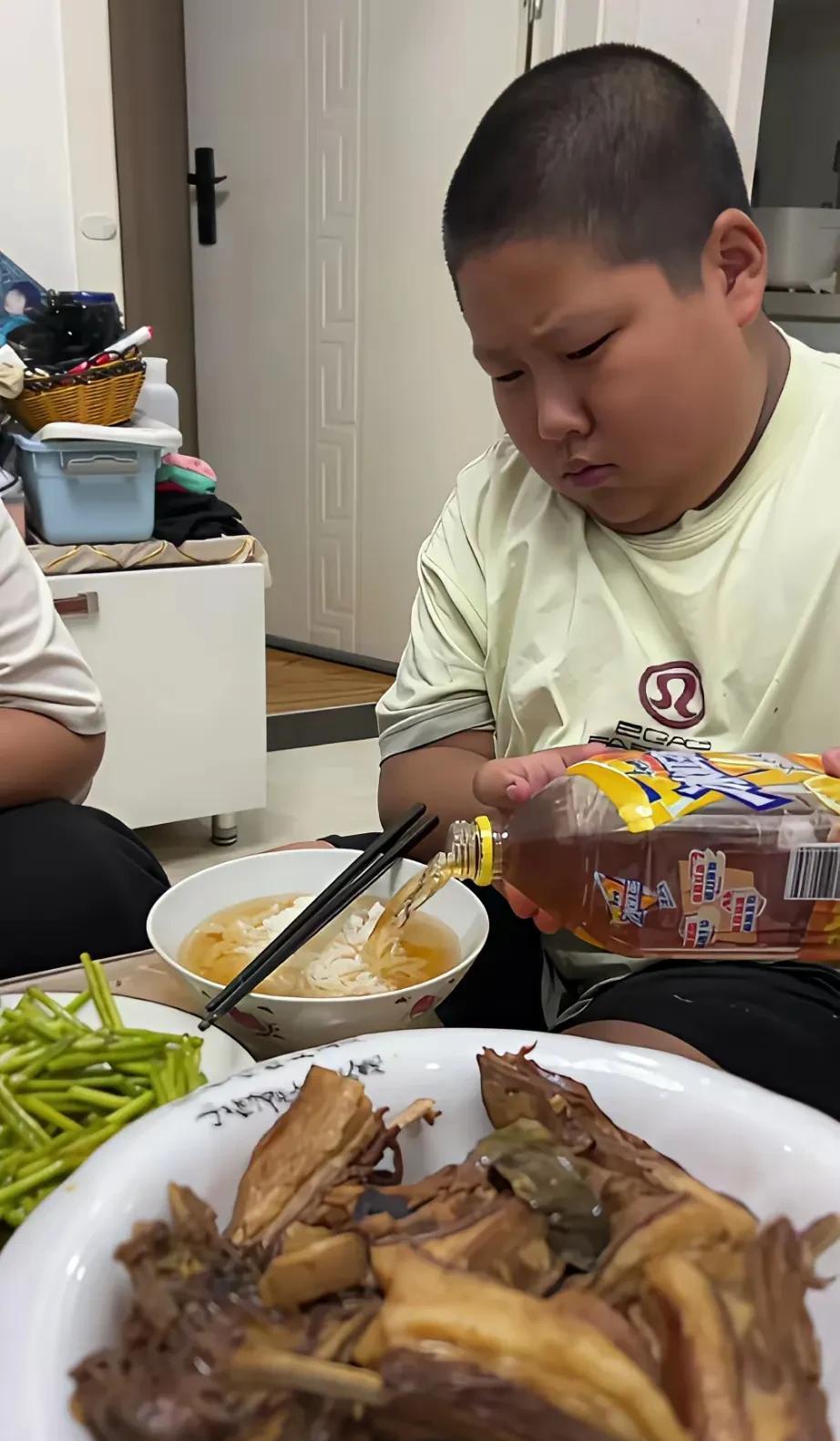 面条配冰红茶是什么操作？一定很有营养吧，难怪小伙子身体这么好。