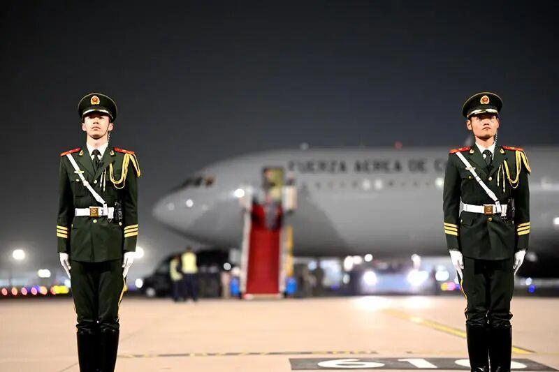 “空军一号”轰鸣着降落在北京的那一刻，一名中国军人，让不可一世的白宫记者彻底看呆
