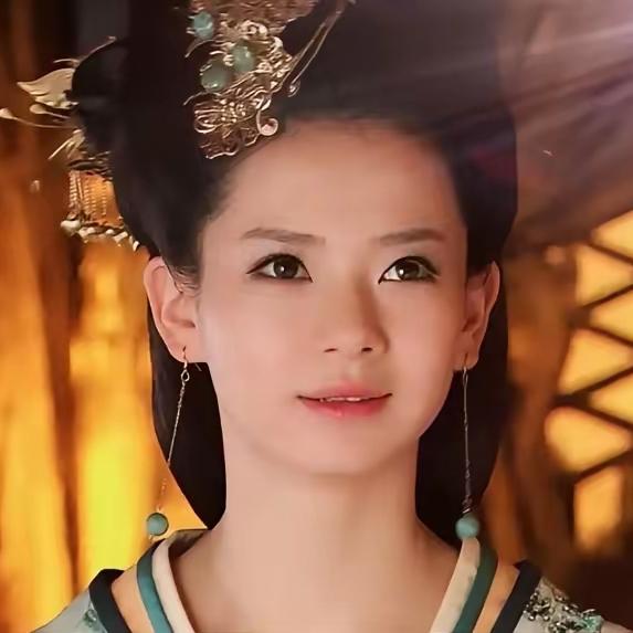 公元前129年，60岁的刘嫖正享受着18岁养子董偃的服侍。看着眼前这个长相俊美的