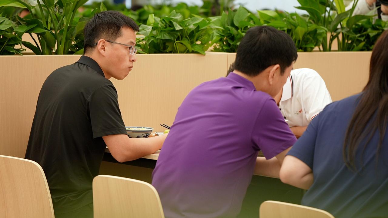 今天带大家瞅瞅长城总部大楼的食堂！就在6月8日，超意外的，我居然碰到魏建军