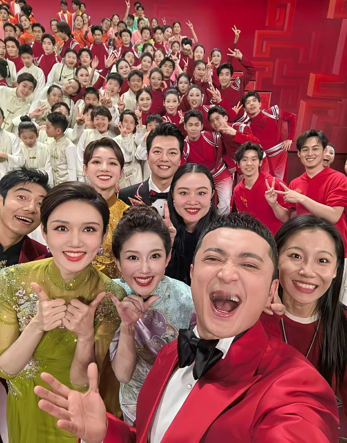 从2026年的春晚主持人大合照来看，看出了三点问题来1、有的主持人，真的开始