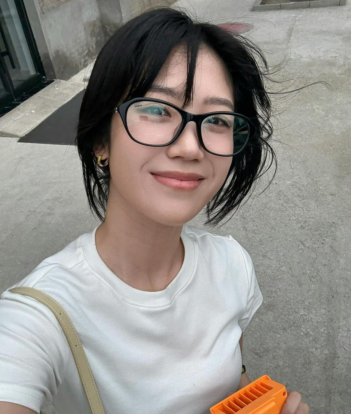 演完《生万物》不到一周的傻挑却认不出来了，现实中短发少女，戴眼镜是一个文字少女，