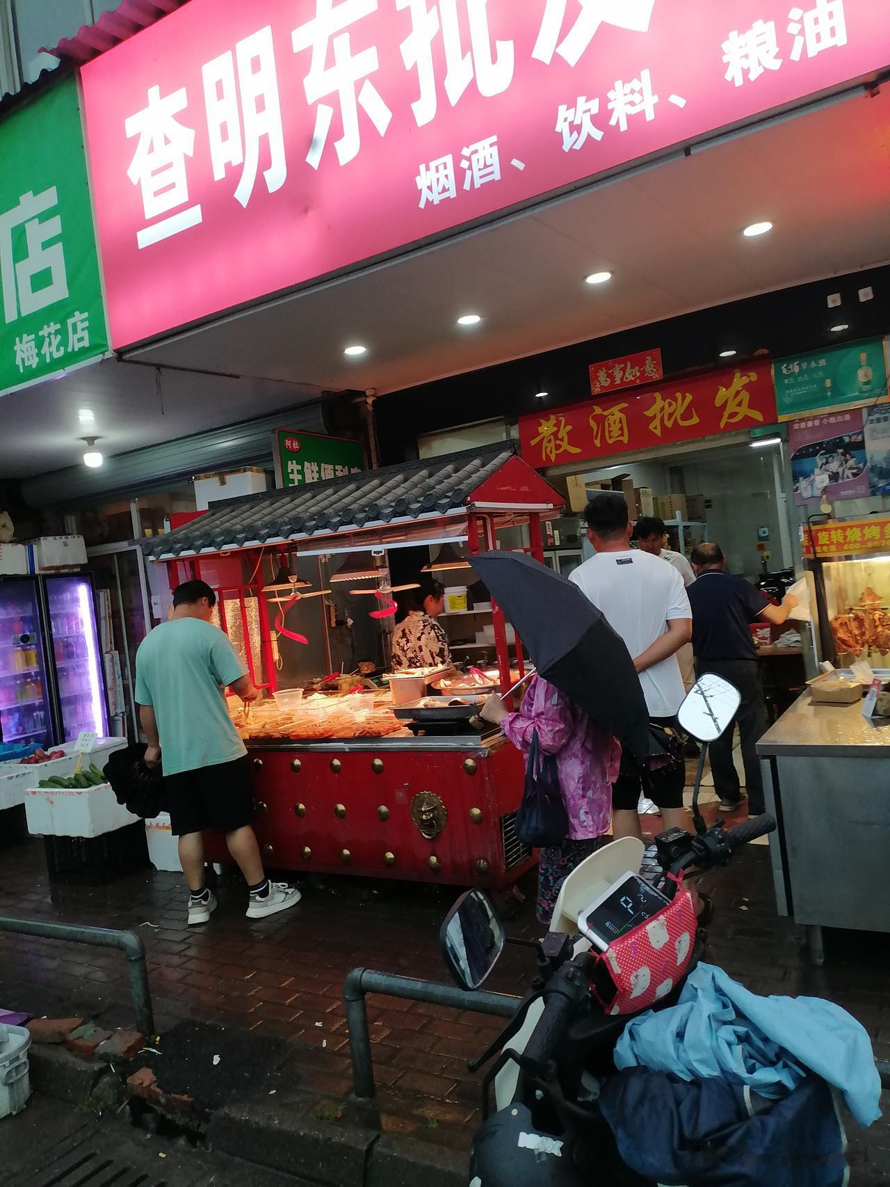 这家店，对就是她那个卖凉拌菜的小店这老板娘也太不会做生意了昨天去店里想买块
