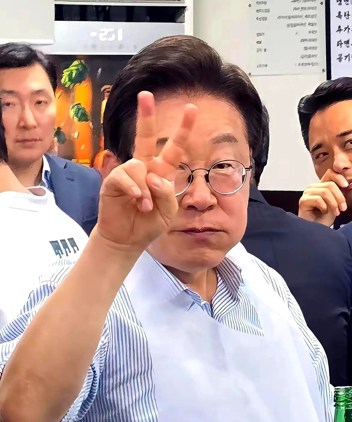 竟然出乎所有人的预料，韩国总统李在明的民意支持率竟然有64%，这简直让人惊掉下巴