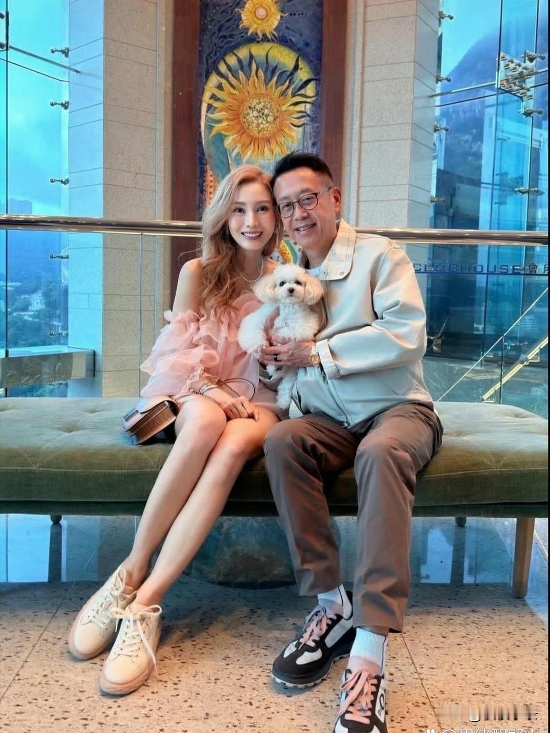 56岁李嘉欣和老公宅家庆生，穿1万2粉裙背80万爱马仕，染金发似少女！[玫