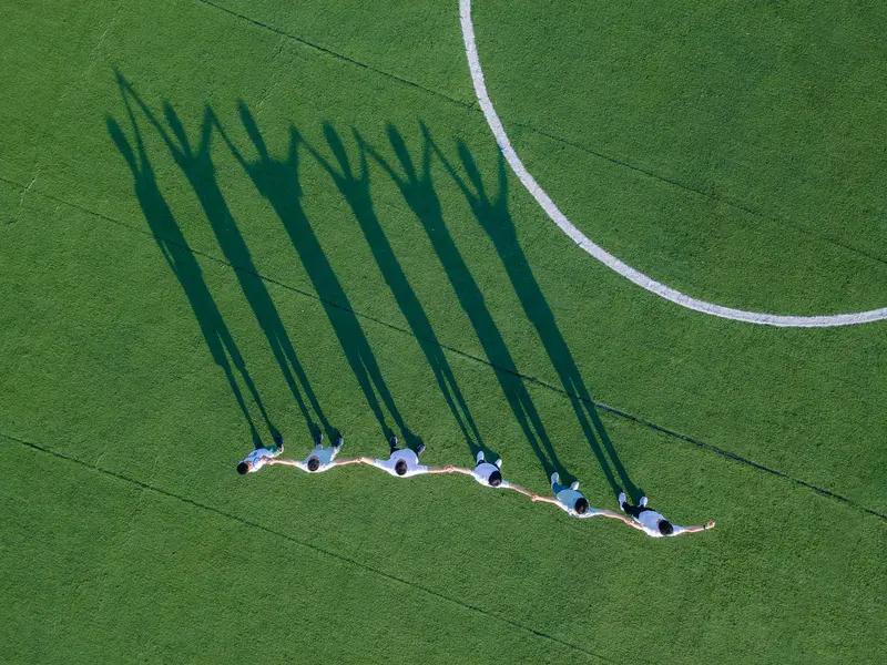 看哭了！山东，一男生在教室突然高烧39.5度，家长半小时才能到校，没想到，同学疯