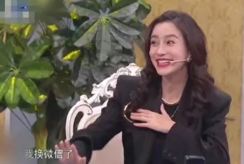 一次节目，Angelababy吐槽说：“过年的时候我在三亚碰到刘嘉玲姐姐，我们还