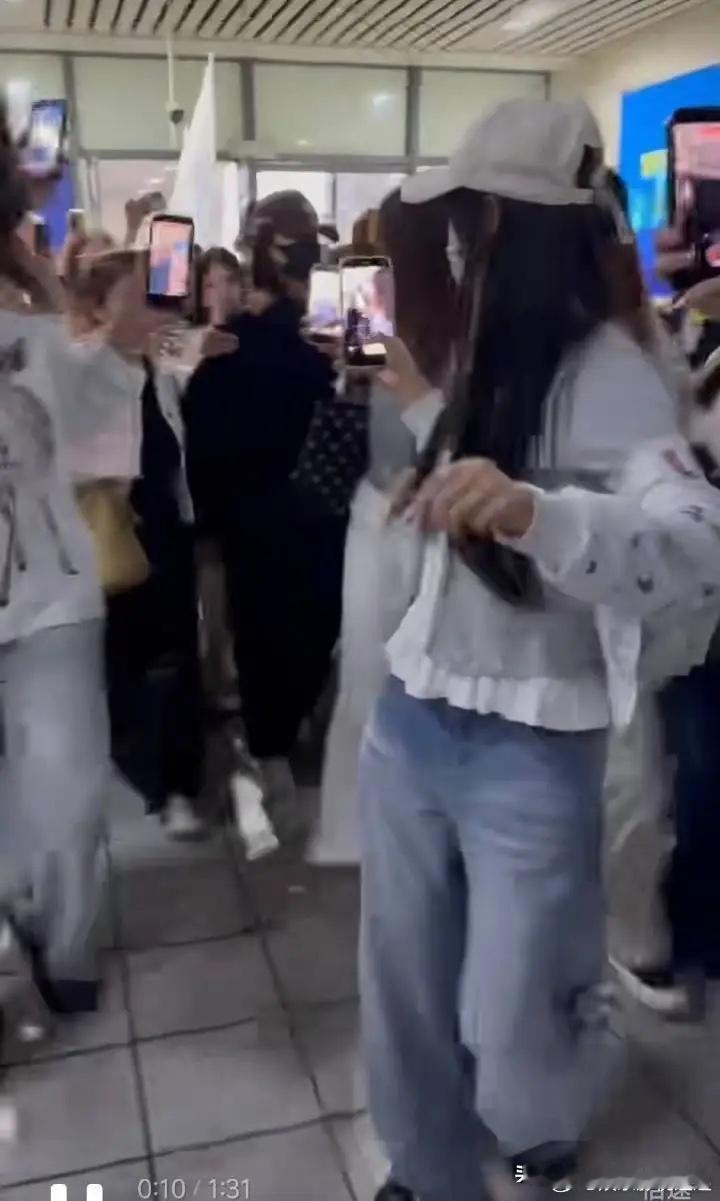 太过分了吧！杨紫结束了广西桂林淘淘氧棉拍摄后杨紫直接出现在了云南昆明机场！只是