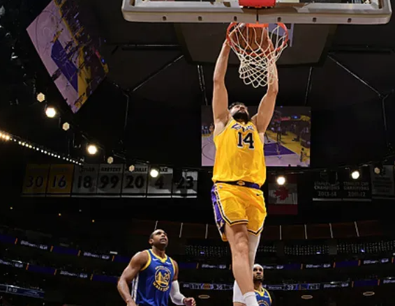 湖人主帅JJ-雷迪克接受媒体采访，谈及本场比赛克勒贝尔的表现，雷迪克表示：“他