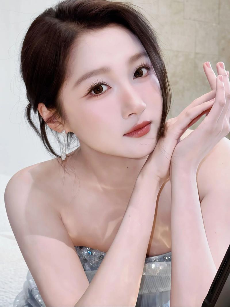 关晓彤作为“国民闺女”，自小受老戏骨宠爱，年少时演技灵动备受称赞。然而长大后，她